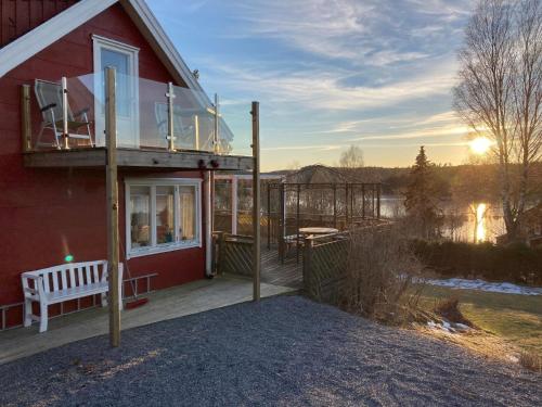 Gemütliches Ferienhaus mit Panoramablick auf den See und Sauna