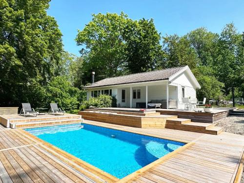 Nice cottage with pool and sea view near Byxelkrok